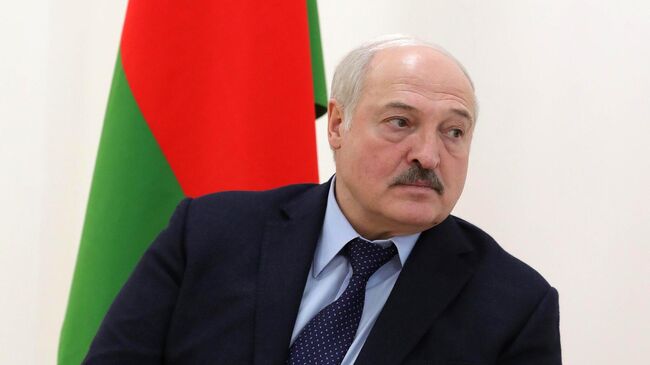 Президент Белоруссии Александр Лукашенко беседует с президентом России Владимиром Путиным во время поездки на космодром Восточный
