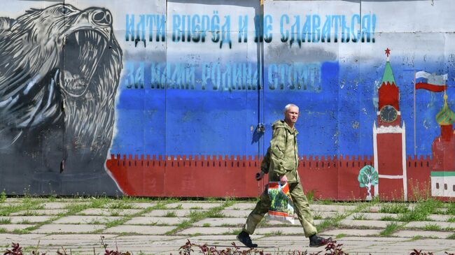 Мужчина на улице в Луганске. Архивное фото