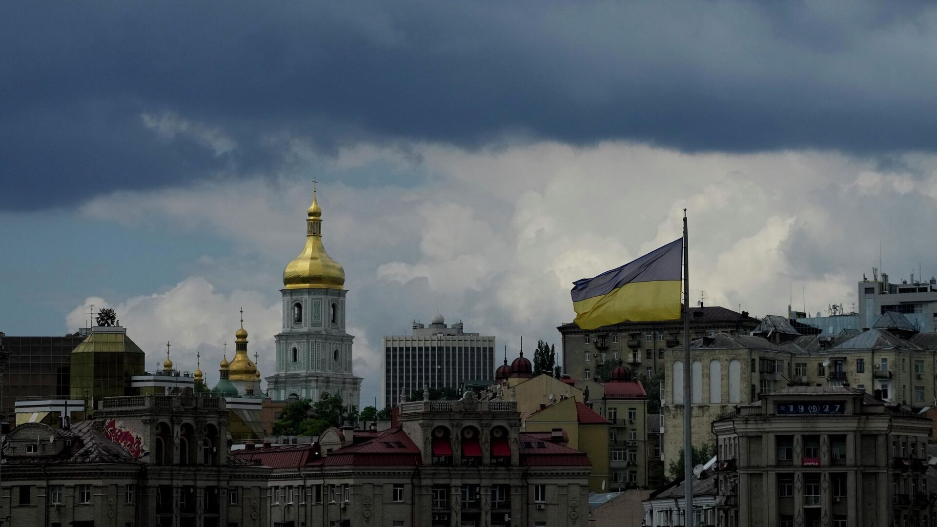 Украинский флаг в Киеве - РИА Новости, 1920, 25.04.2024