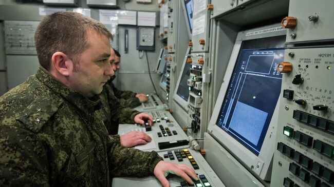 Боевое дежурство за пультом управления зенитно-ракетного комплекса