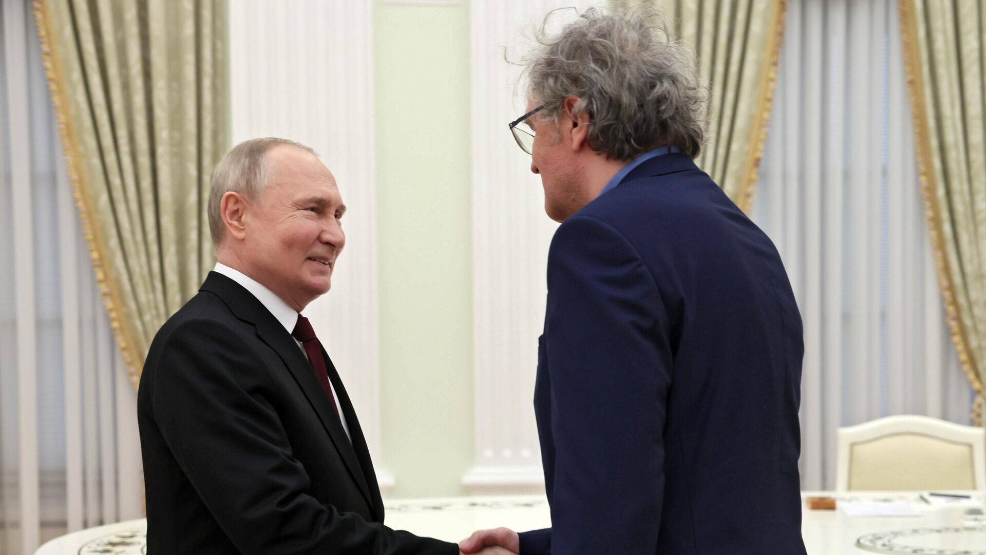 Президент РФ Владимир Путин и сербский режиссёр, актёр и сценарист Эмир Кустурица во время встречи Президент РФ Владимир Путин и сербский режиссёр, актёр и сценарист Эмир Кустурица во время встречи - РИА Новости, 1920, 02.04.2024