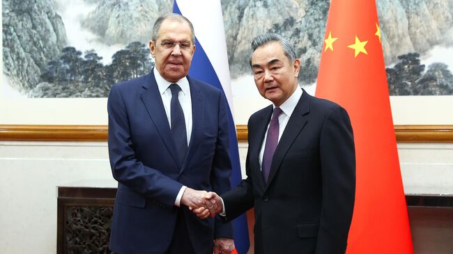 Министр иностранных дел РФ Сергей Лавров и глава канцелярии комиссии по иностранным делам ЦК Компартии Китая Ван И во время встречи в Пекине