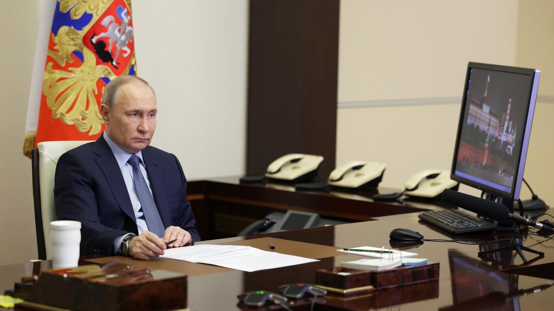 Президент России Владимир Путин в режиме видеоконференции проводит совещание с членами правительства - РИА Новости, 1920, 17.04.2024
