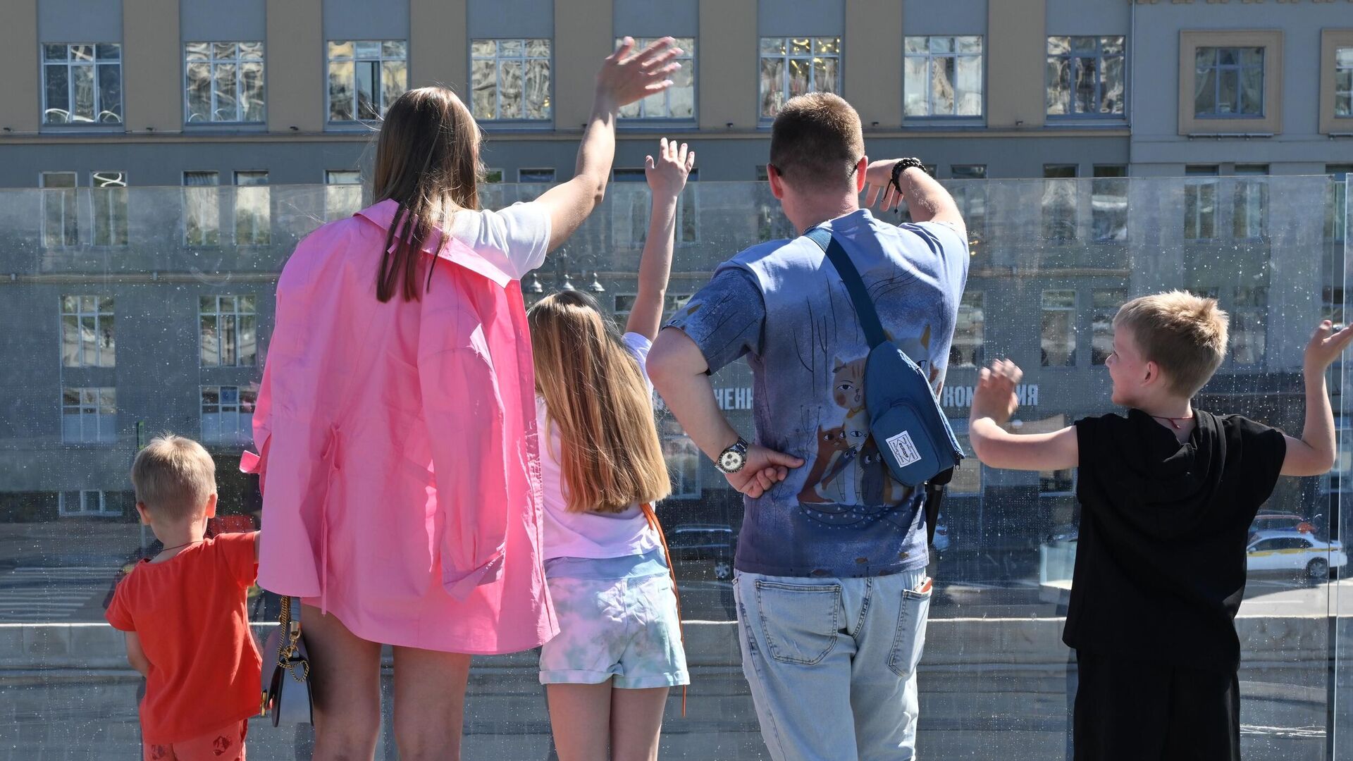 Посетители на Парящем мосту в парке Зарядье в Москве Посетители на Парящем мосту в парке Зарядье в Москве - РИА Новости, 1920, 12.06.2024