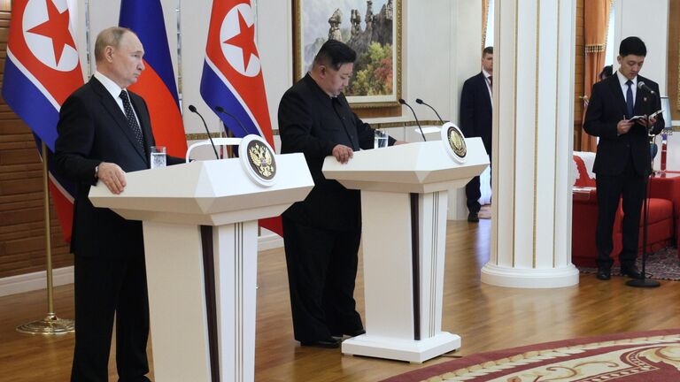 Президент РФ Владимир Путин и председатель государственных дел КНДР Ким Чен Ын делают заявление для СМИ по итогам российско-корейских переговоров в Пхеньяне Президент РФ Владимир Путин и председатель государственных дел КНДР Ким Чен Ын делают заявление для СМИ по итогам российско-корейских переговоров в Пхеньяне