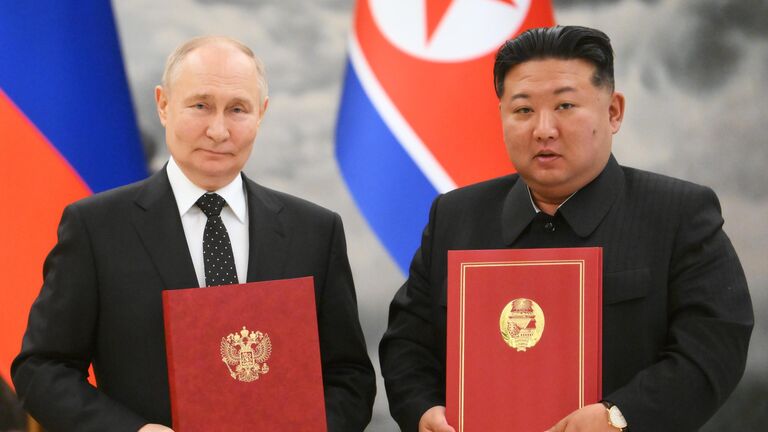 Президент РФ Владимир Путин и председатель государственных дел КНДР Ким Чен Ын во время подписания договора о всеобъемлющем стратегическом партнерстве между Российской Федерацией и Корейской Народно-Демократической Республикой и ряда двусторонних соглашений Президент РФ Владимир Путин и председатель государственных дел КНДР Ким Чен Ын во время подписания договора о всеобъемлющем стратегическом партнерстве между Российской Федерацией и Корейской Народно-Демократической Республикой и ряда двусторонних соглашений