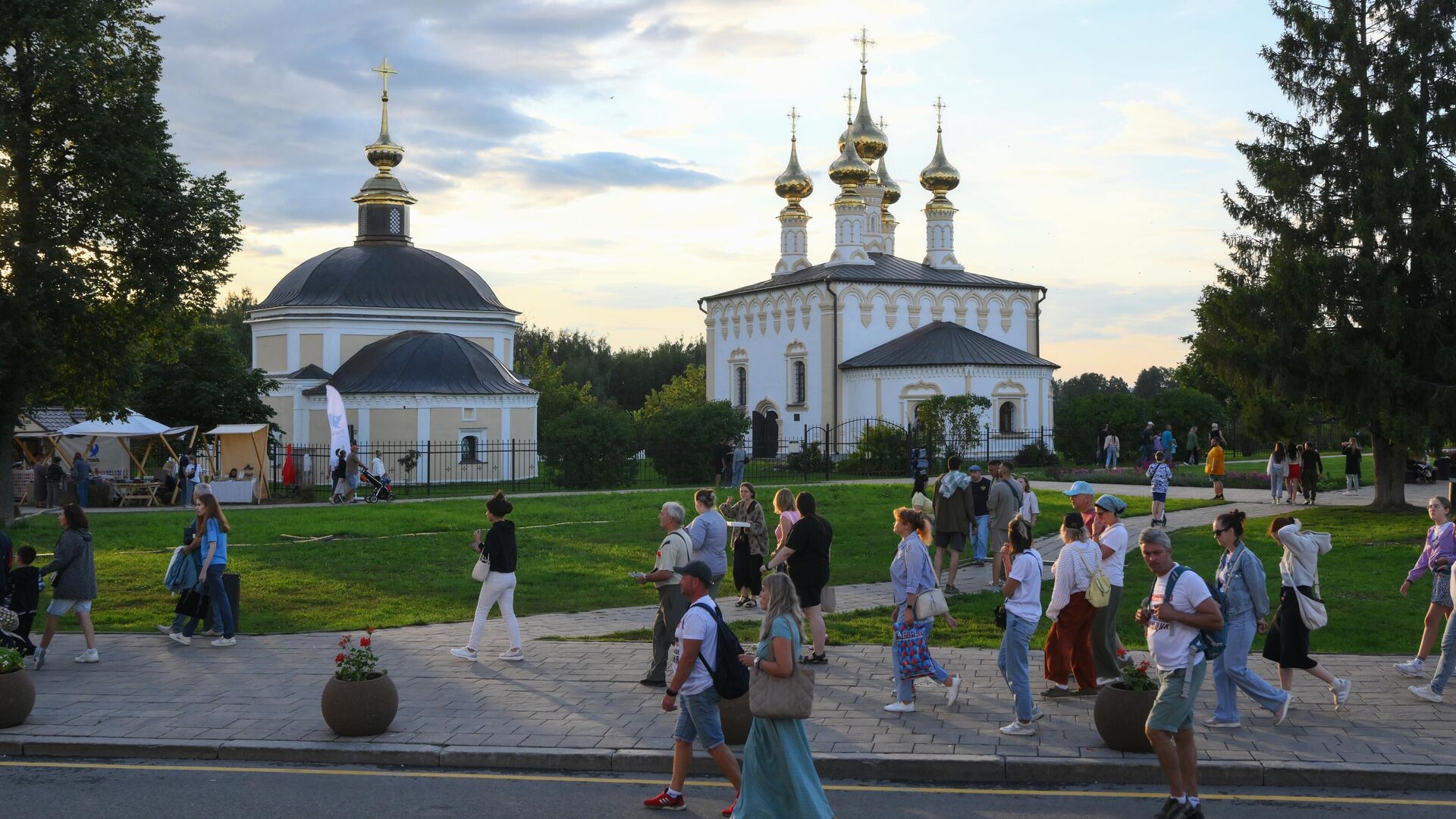 Люди отдыхают в центре Суздаля Люди отдыхают в центре Суздаля - РИА Новости, 1920, 25.03.2025