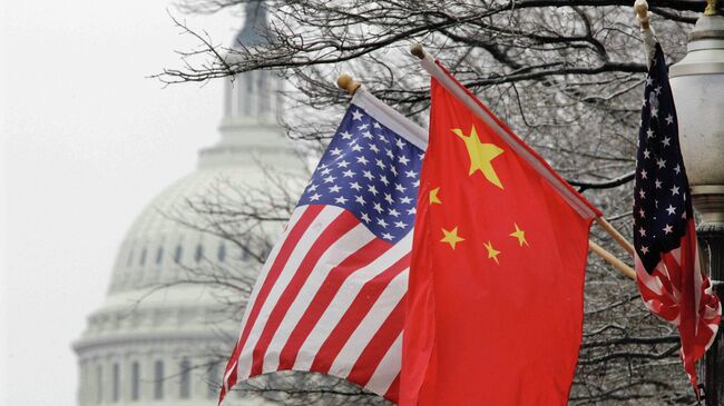 Флаги США и Китая на фоне здания Конгресса США в Вашингтоне