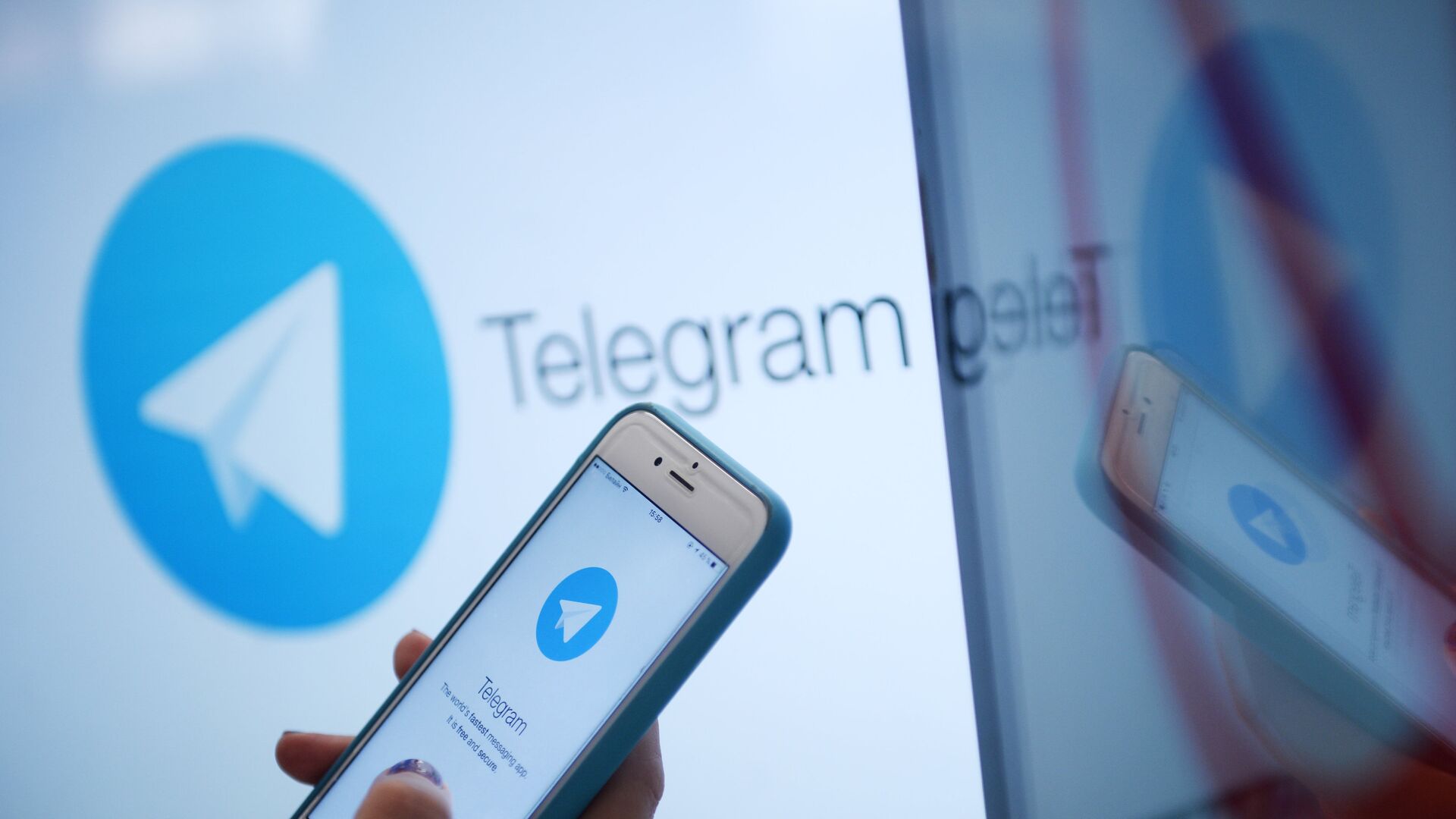 Логотип мессенджера Telegram на экране монитора и телефона - РИА Новости, 1920, 30.11.2022