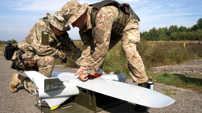 Украинские военные с беспилотным летательным аппаратом. Архив